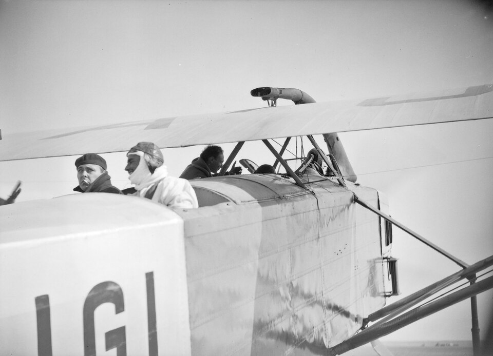 アエロポスタル機F-AJGIに乗り込むパイロット画像