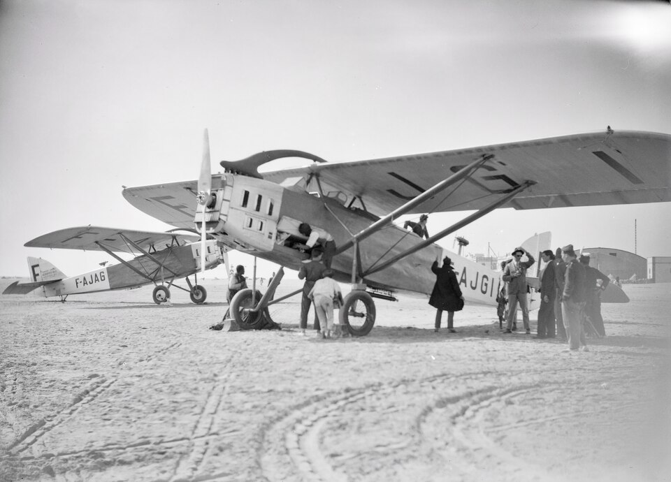 アエロポスタル機F-AJABとF-AJGIが砂漠の滑走路に並ぶ画像